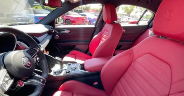 Alfa Romeo Giulia Quadrifoglio е по-скъп представител на марката, но нека първо видите какво предлага. Идва с уникална комбинация от производителност и лукс, със смел интериор от червена кожа като акцент. Кожените спортни седалки осигуряват стил и удобство, като ви пренасят  в  кокпит на състезателна кола. Тапицерията от въглеродни влакна в целия интериор е в крак с агресивния характер на автомобила.

В сърцето на Quadrifoglio тупти 2,9-литров V6 двигател с две турбини, произведен от Ferrari, става интересно!  Произвежда 510 конски сили и ускорение от  0 до 100 км/ч само за 3,8 секунди. Италианската красавица достига максимална скорост от 191 мили/ч. Осемстепенната автоматична трансмисия с монтирани на колоната лостчета дава бърза смяна на предавките, което прави изживяването още по-яко. Активният преден сплитер от въглеродни влакна се настройва, за да подобри аеродинамиката и стабилността, особено ако карате с висока скорост.

Отвън Quadrifoglio се предлага в привличащи окото цветове като Alfa Rosso, които допълват червения интериор. Колата има 19-инчови ярки алуминиеви джанти с пет дупки. Без грешка на пътя.